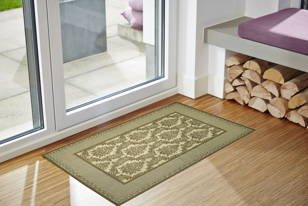 Овальный ковер в интерьере прихожей