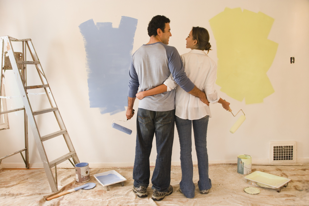 Семья делает ремонт