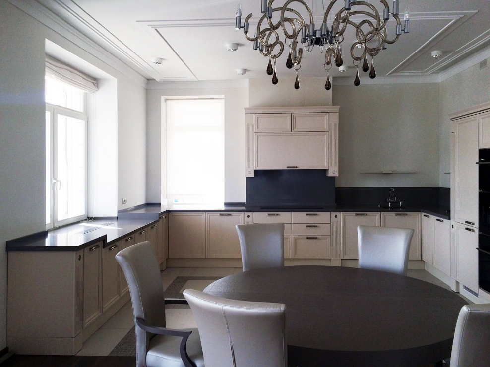 Бежевая кухня с черной столешницей