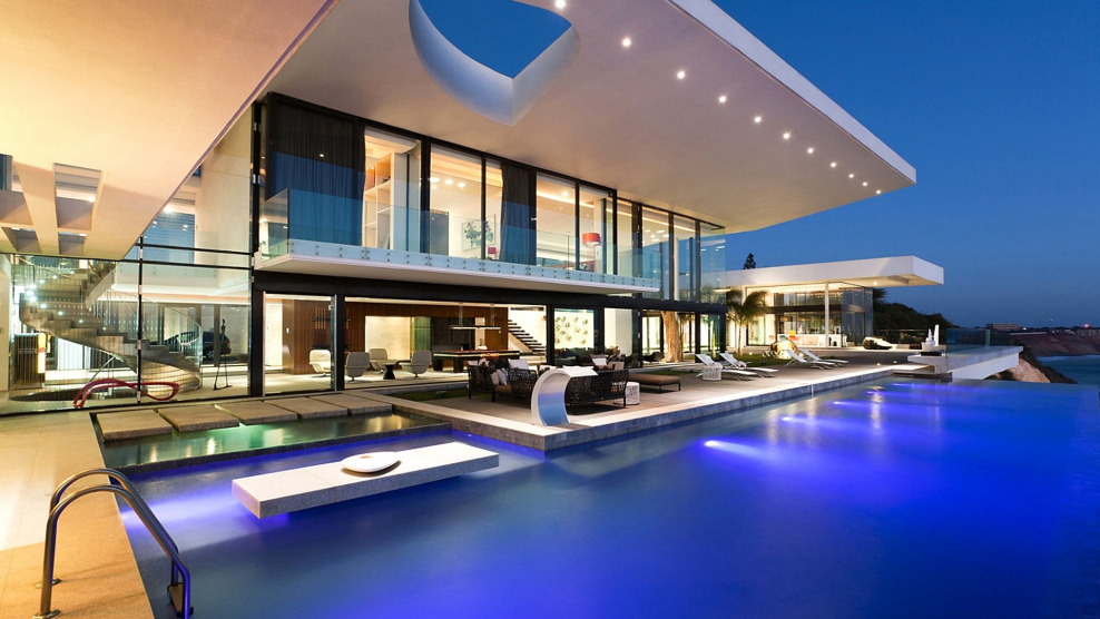 Красивый дом с бассейном