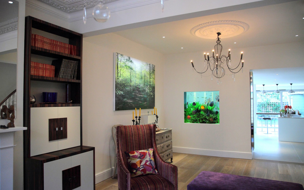 Аквариумы в стене между кухней и комнатой