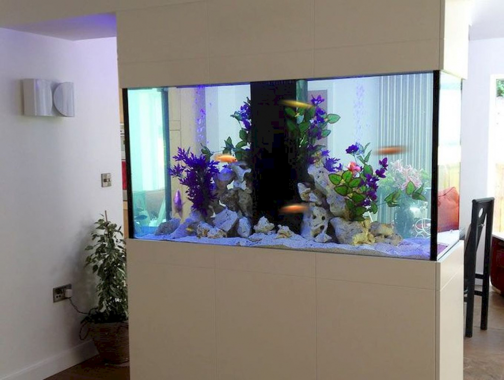 Панорамный аквариум в интерьере