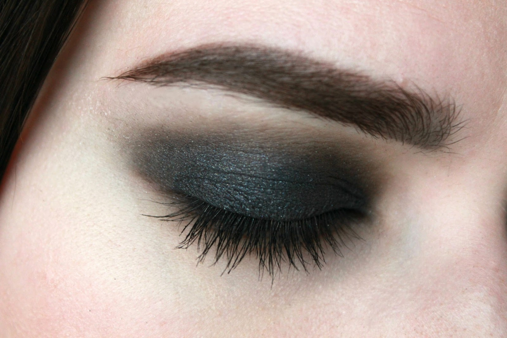 Стильный образ с черным пальто