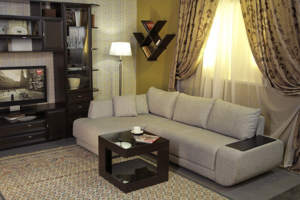 Маленькая гостиная с угловым диваном