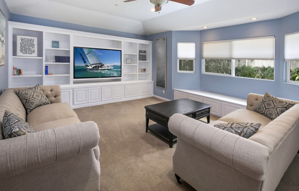 Гостиная с диваном и телевизором