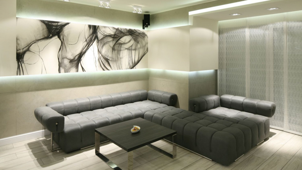 Декор стены над угловым диваном