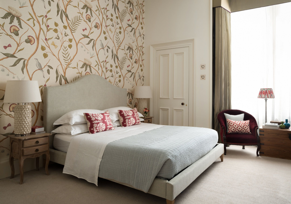 Модные варианты декора стен обоями в спальне