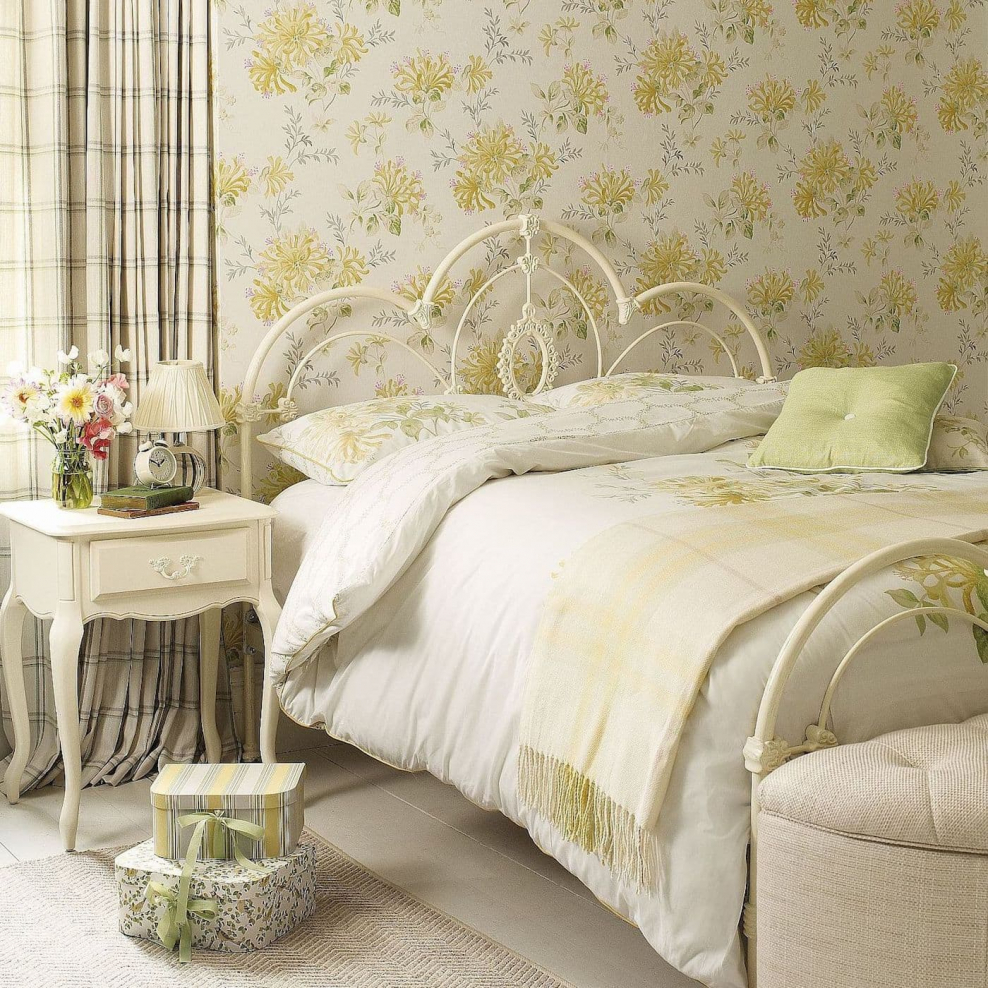 Обои с перьями в интерьере спальни