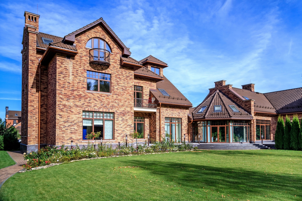 Красивый кирпичный коттедж