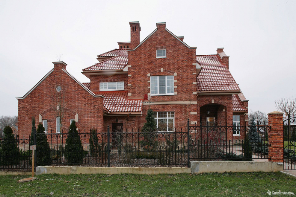 Старый особняк из красного кирпича