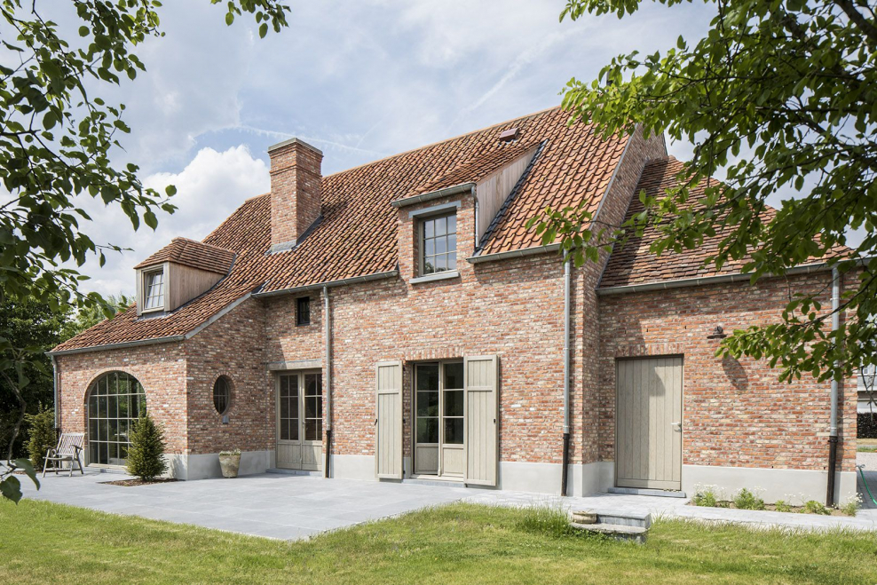 Старый кирпичный домик