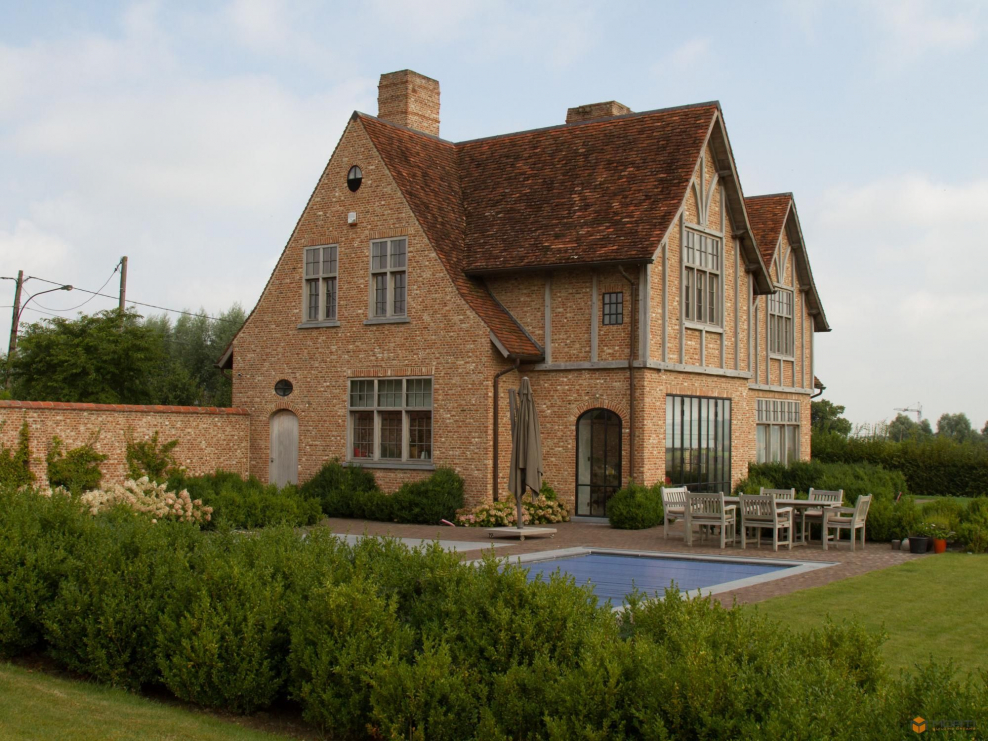 Кирпичный дом в бельгийском стиле