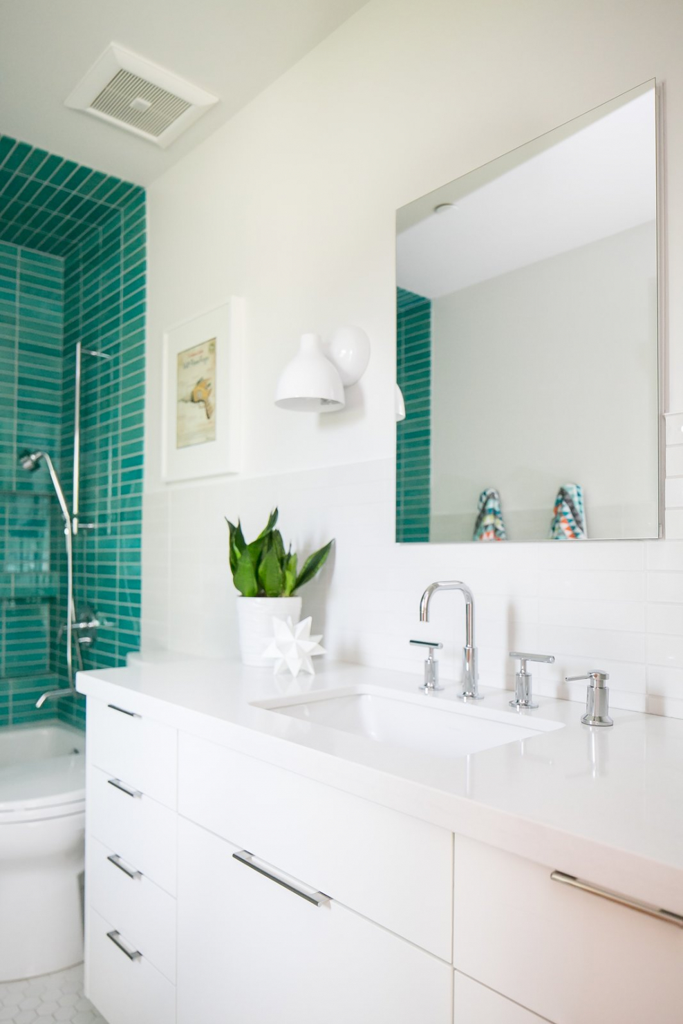 Зеленая плитка над раковиной в ванной