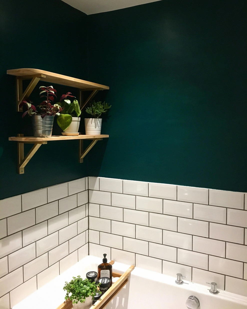 Зеленый пол в ванной