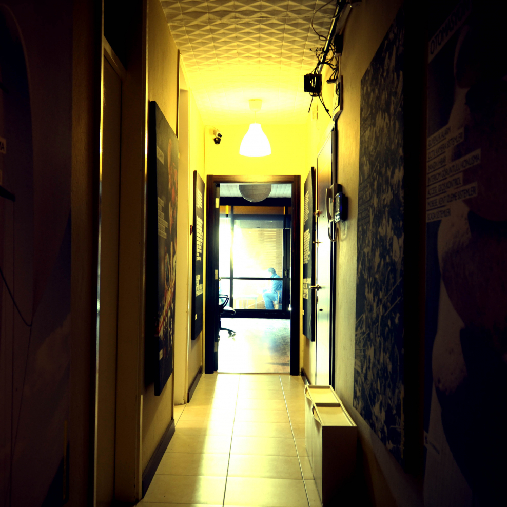 Темный коридор в готическом стиле