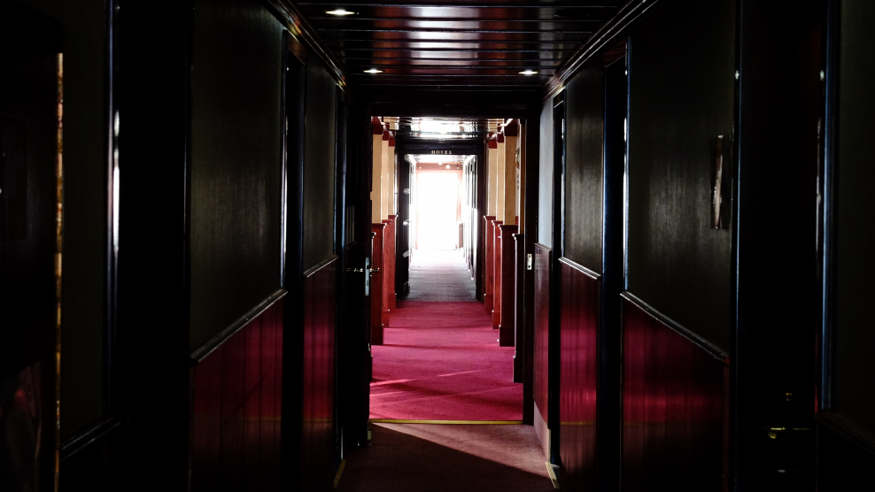 Освещенная комната красным светом