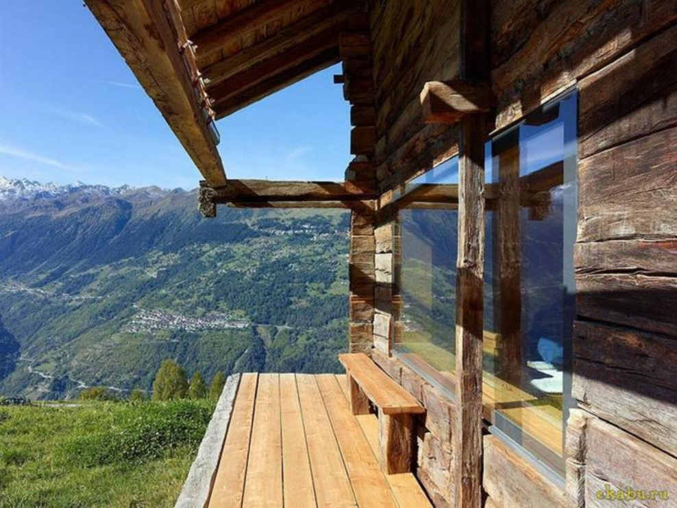 Деревянный домик у горы