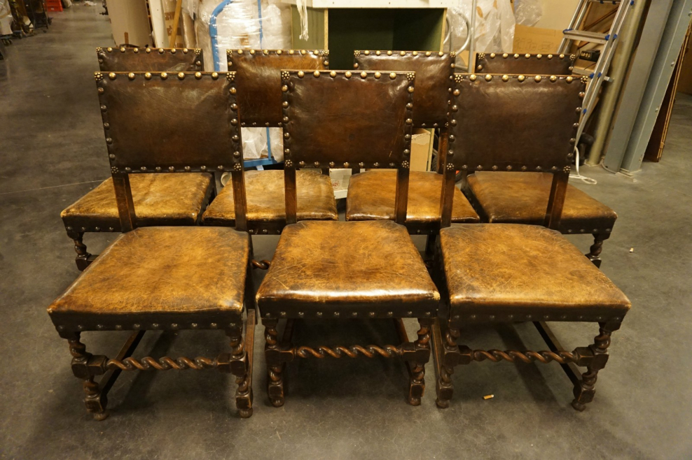 Старый стул с кожаной обивкой