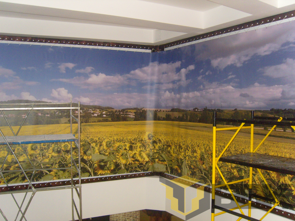 Отделка стен баннерами