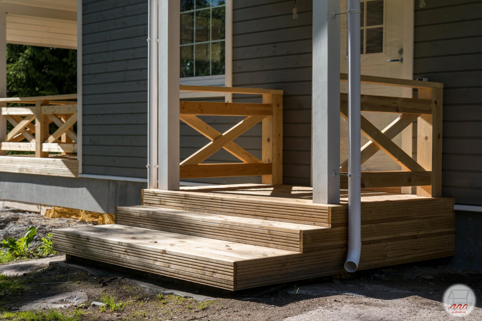 Деревянная лестница на крыльцо