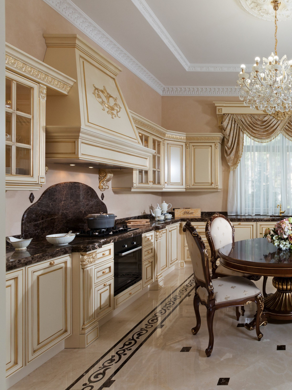 Роскошная кухня в классическом стиле