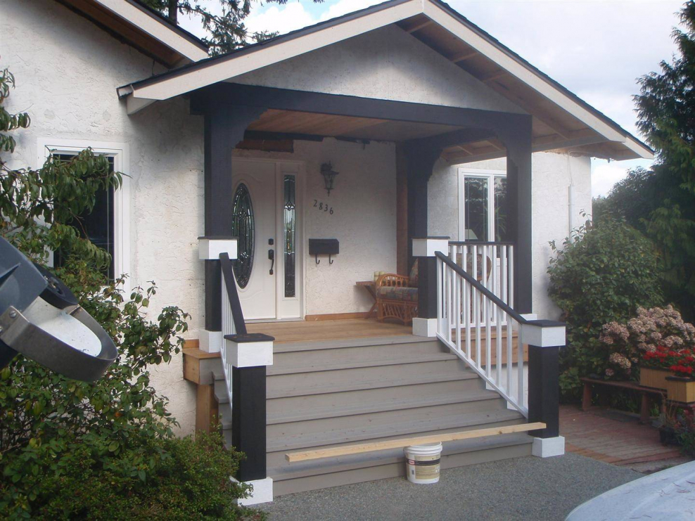 Высокое крыльцо для частного дома с навесом