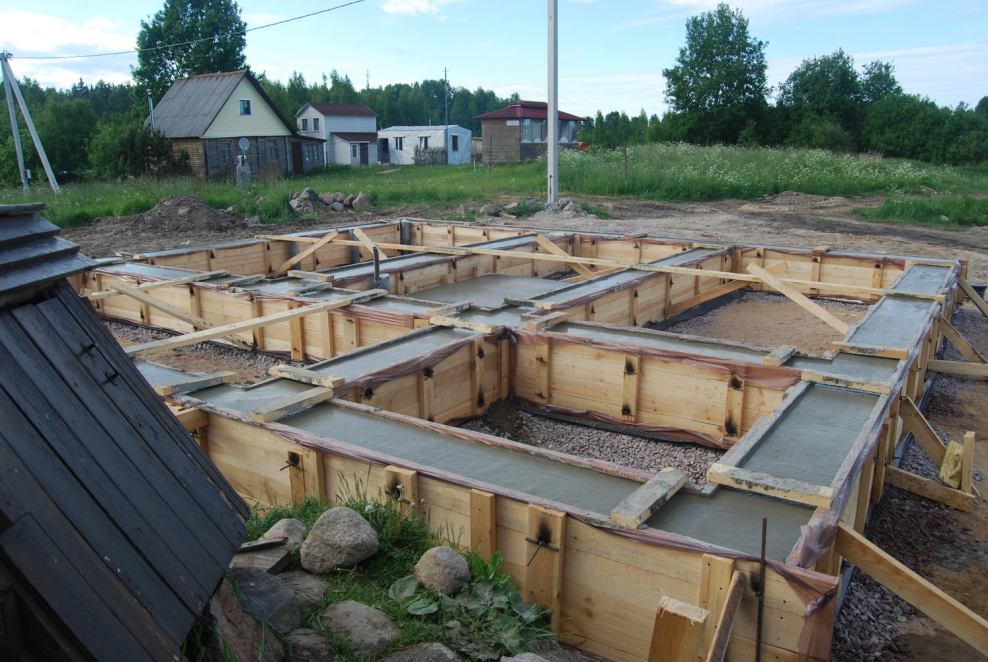 Цоколь из ленточного фундамента