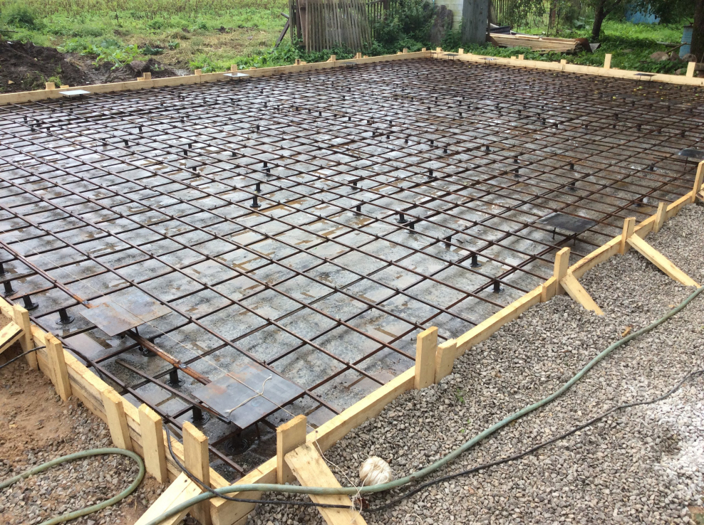 Поливка монолитного фундамента