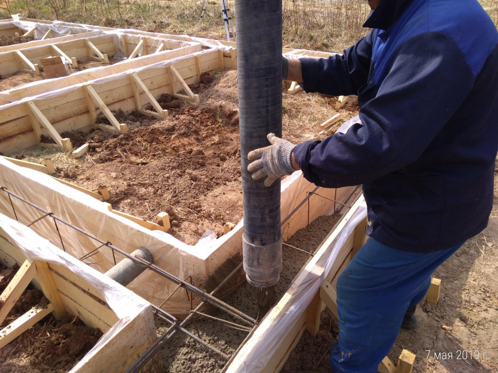 Заливка ленточного фундамента под дом