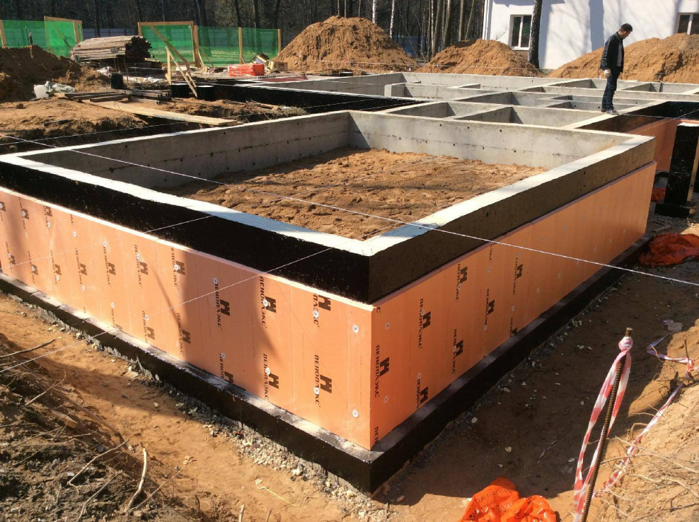 Утеплить фундамент