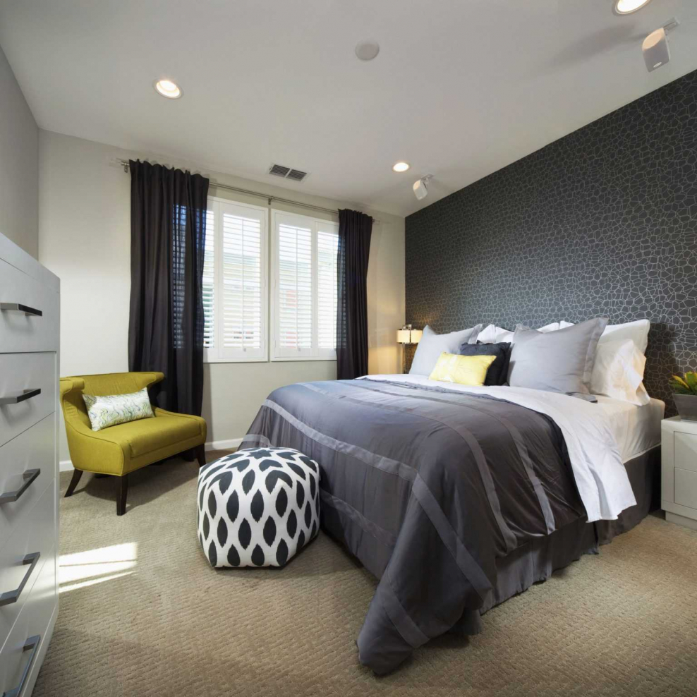 Спальная комната с темными обоями