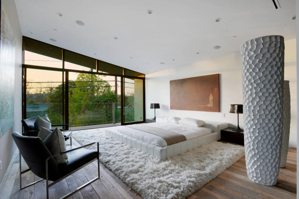 Современная спальня в доме