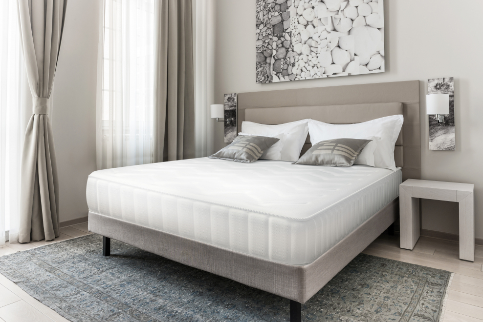 Кровать в интерьере спальни