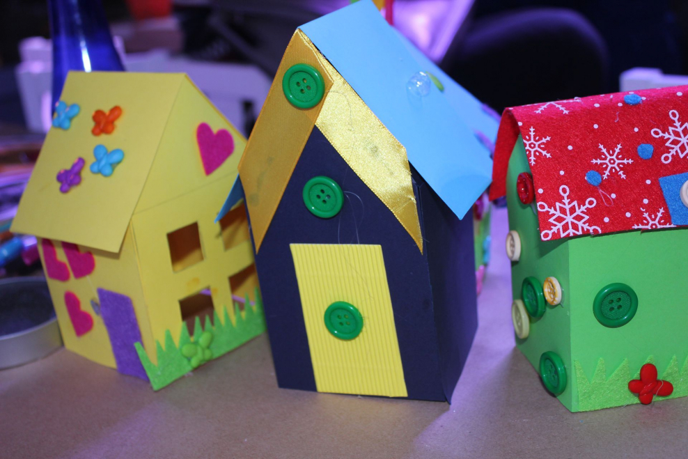 Домик из цветного картона