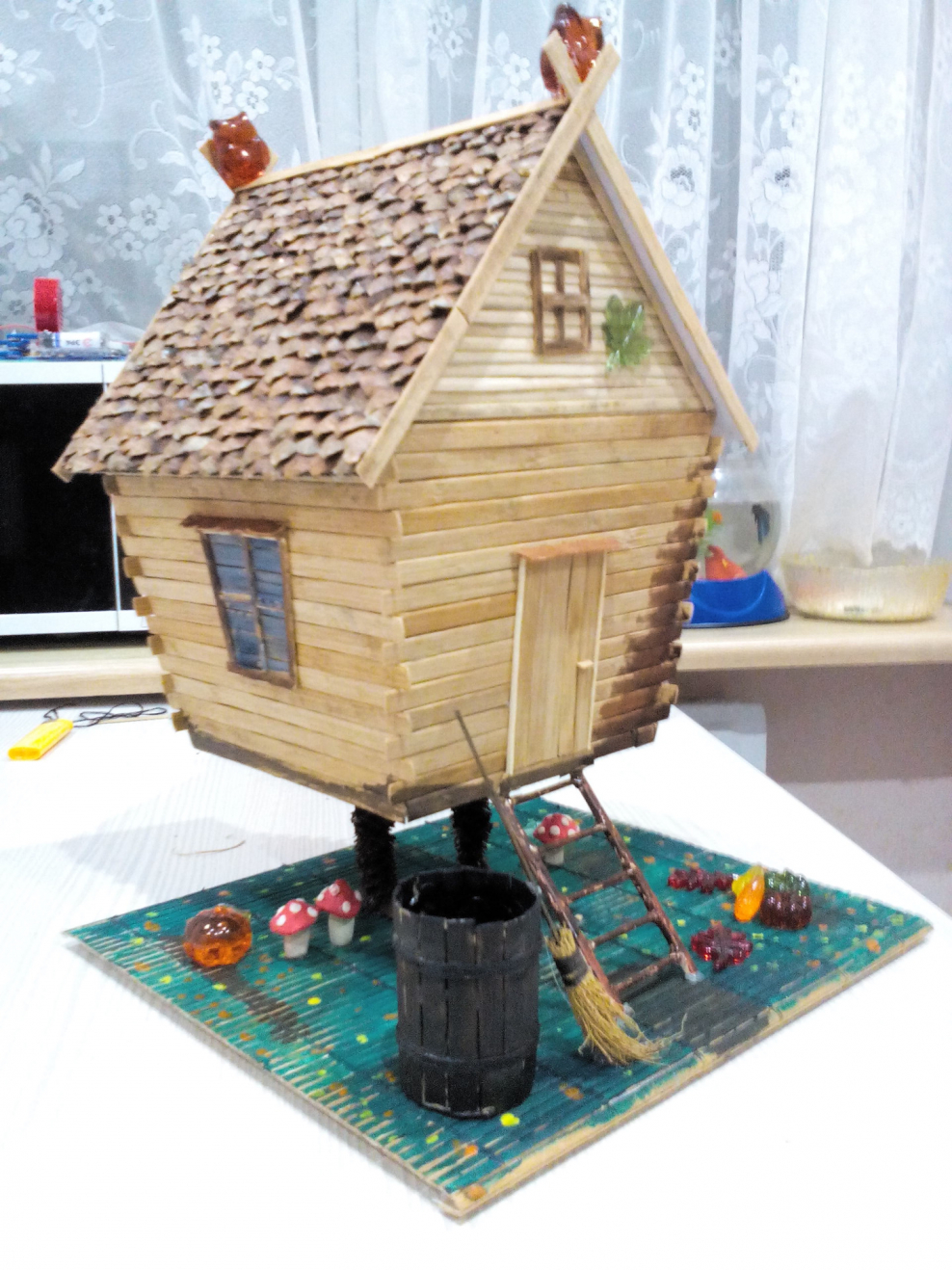 Избушка на курьих ножках поделка