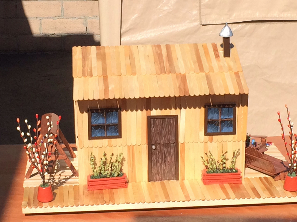 Деревенский домик из палочек