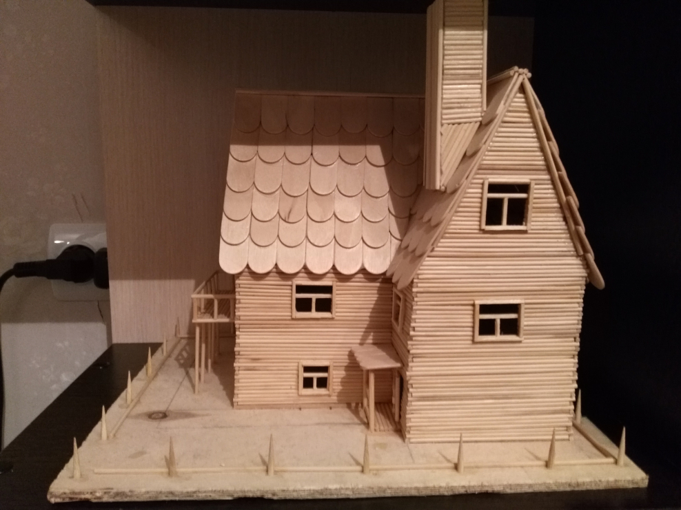 Домик из деревянных шпажек