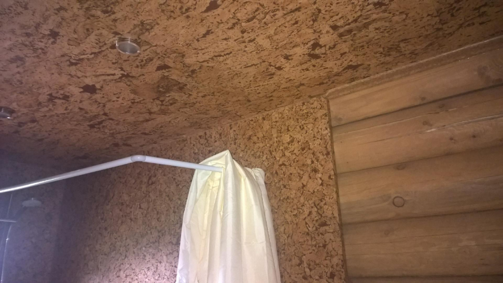 Белый пробковый потолок