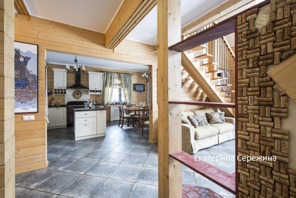 Пробка в интерьере деревянного дома