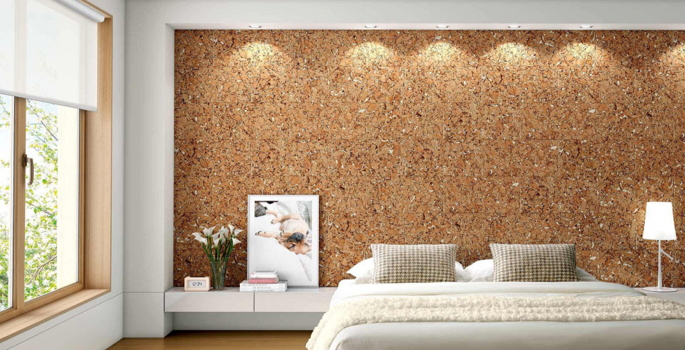 Подложка пробковая в интерьере на стене