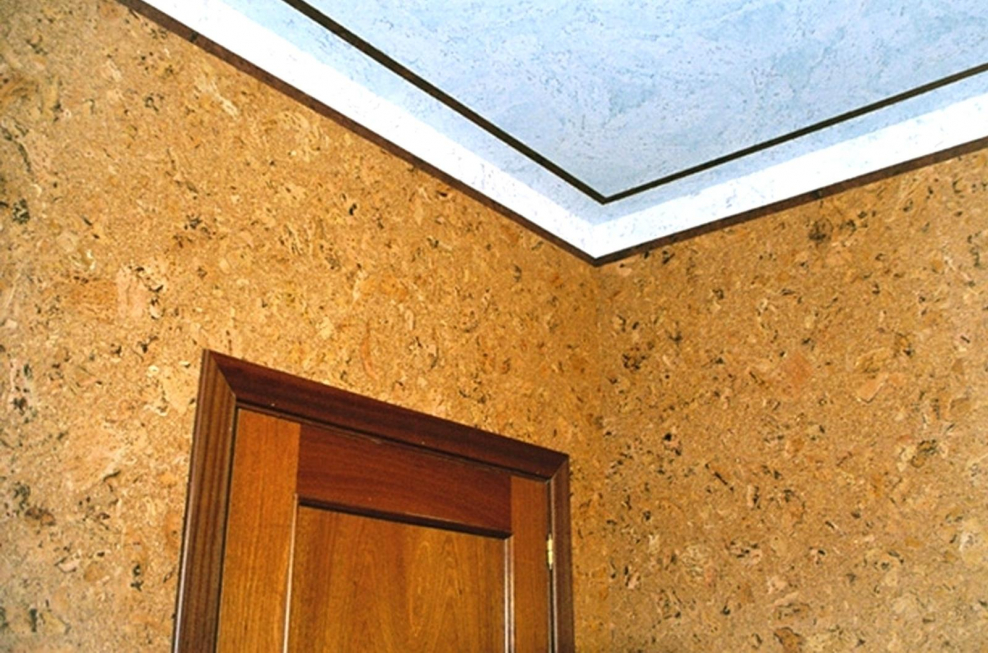Отделка потолка пробкой