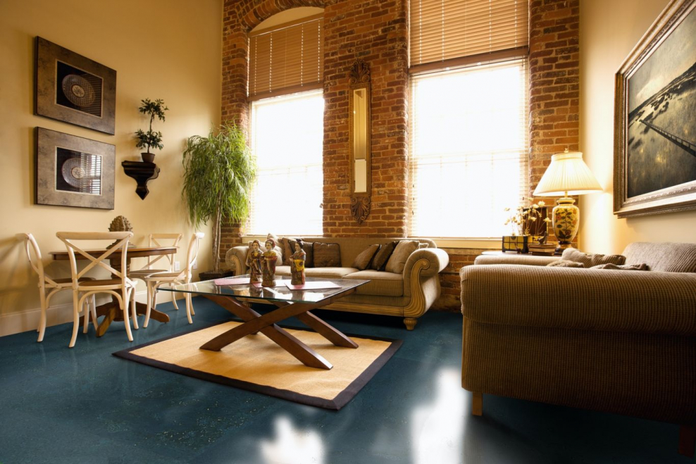 Красный кирпич и желтые стены