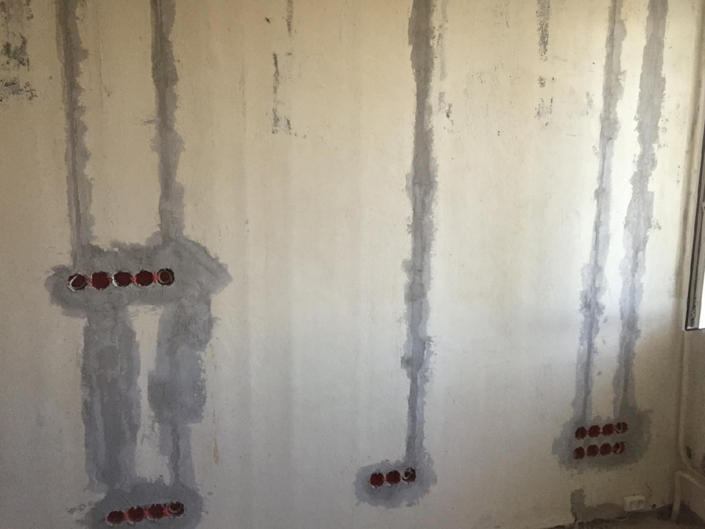 Гофрированная труба в штробе