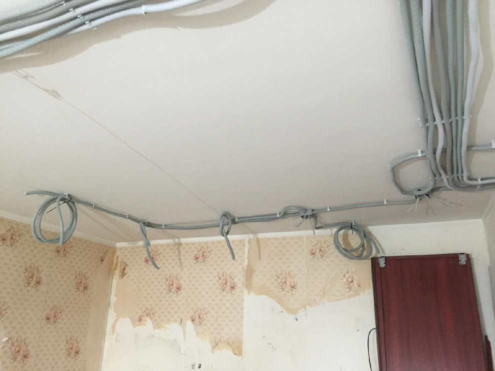 Монтаж кабеля в гофре по потолку