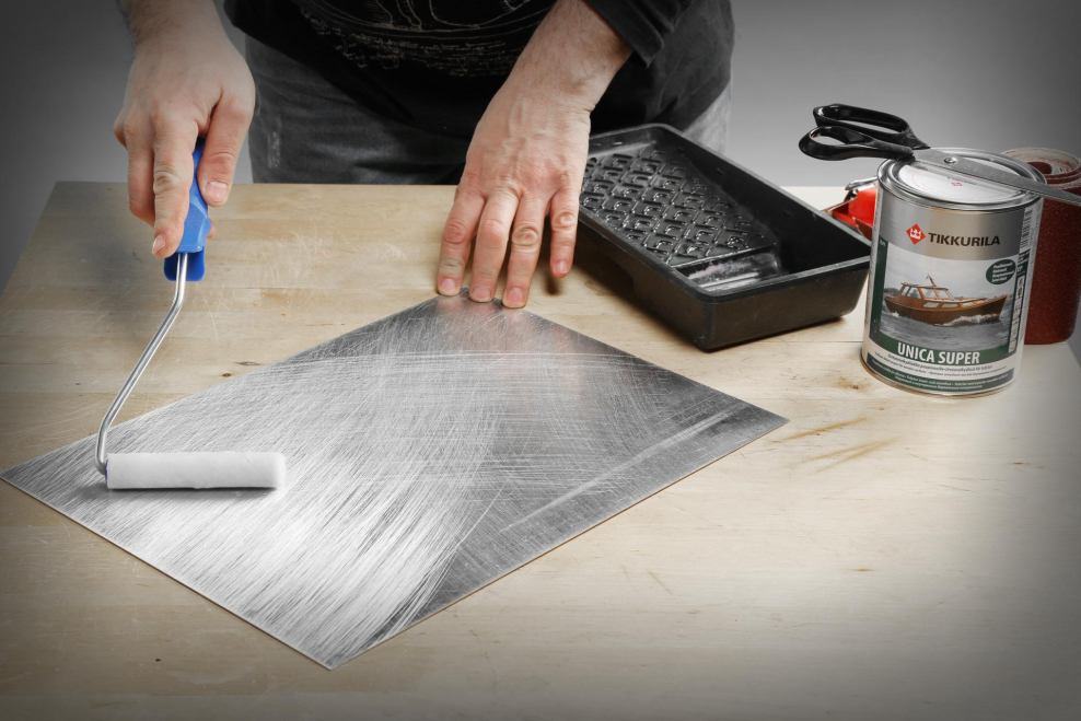 Лак для покрытия шлифованного металла