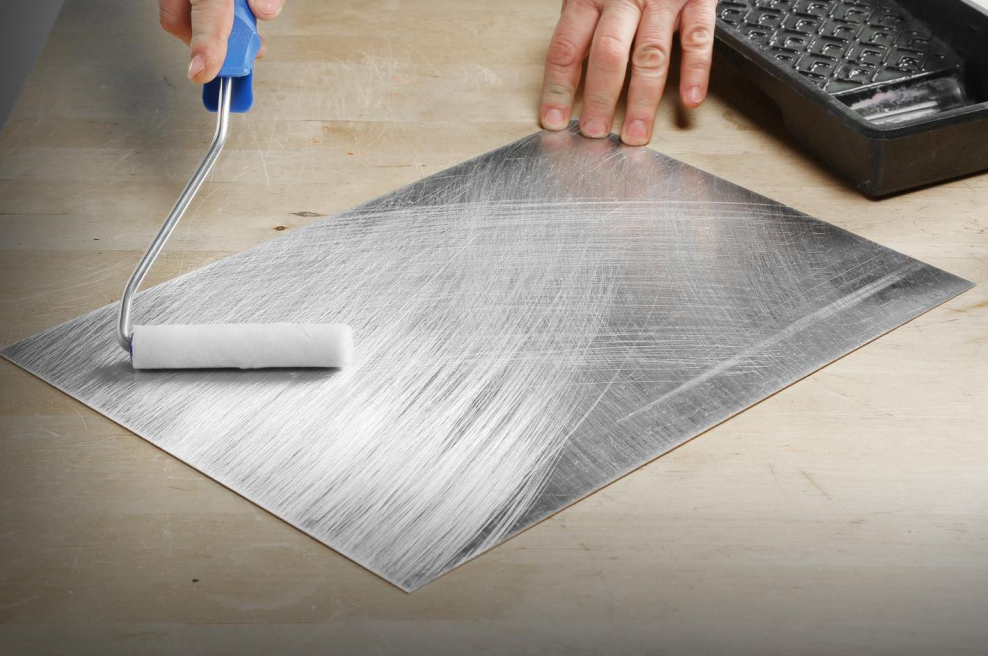 Нанесение лака на металл