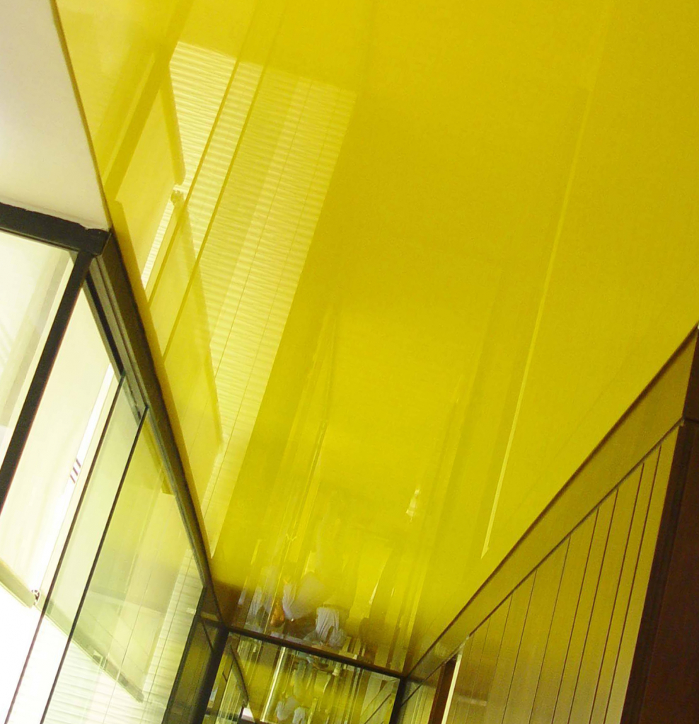 Желтый глянцевый потолок