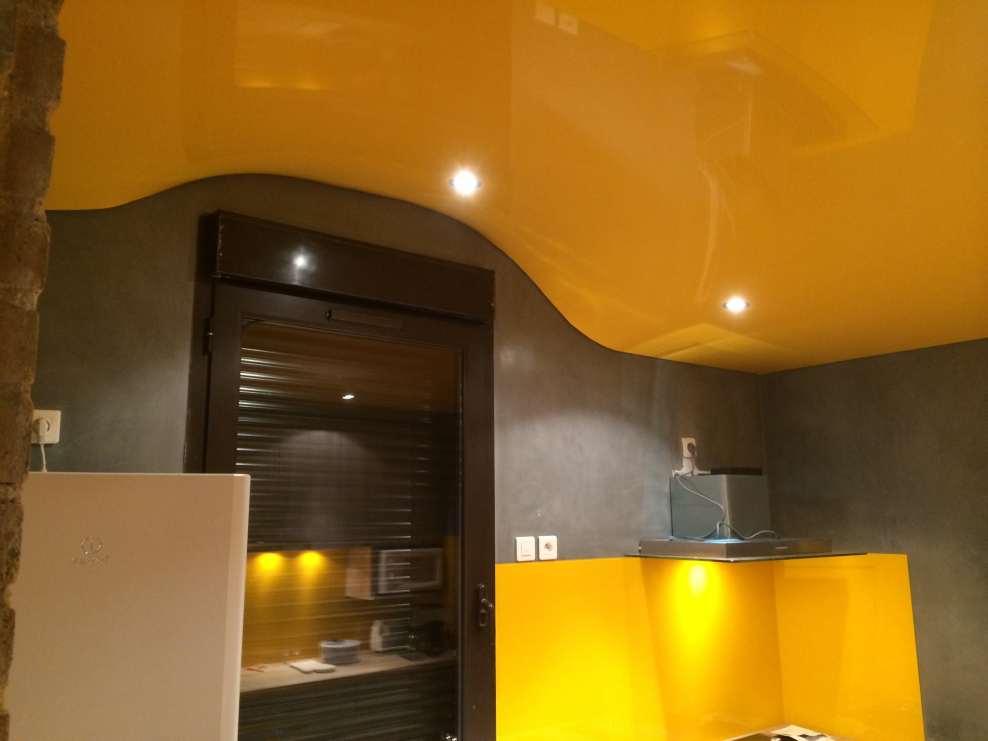 Желтый натяжной потолок в интерьере