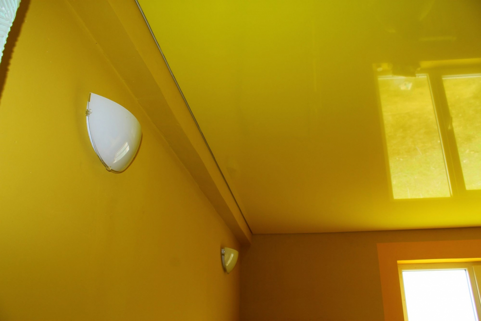 Ярко желтый потолок