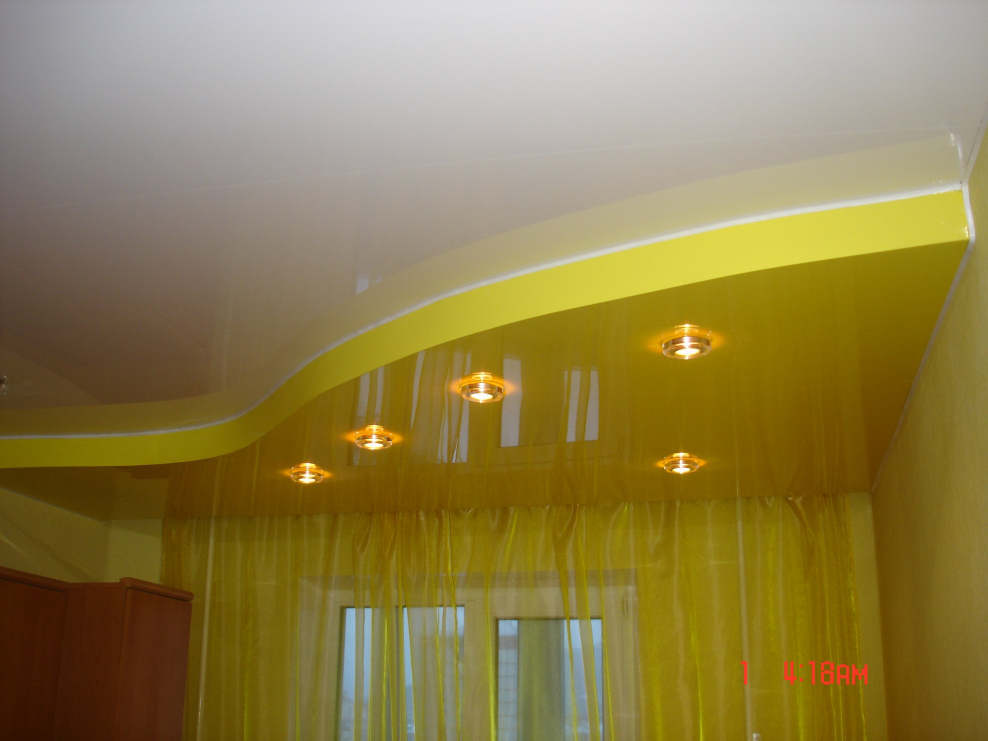 Желтый натяжной потолок на кухне